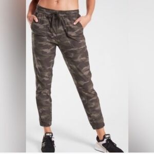 Athleta Farallon Camo Joggers In Boca Size 2. NWT